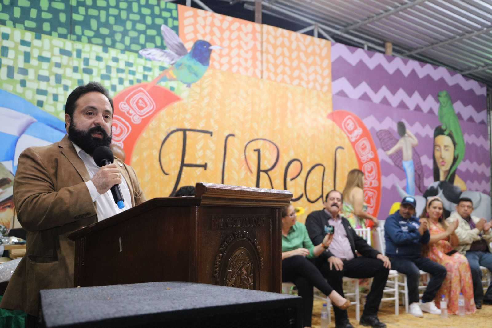 Presidente del CN, Luis Redondo, entregó decreto que acredita como ciudad turística y cultural a Santa María del Real